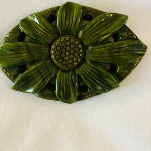 BAKELITE VINTAGE CARVED OLIVE GREEN SUN FLOWER BROOCH 4" X 3.5"